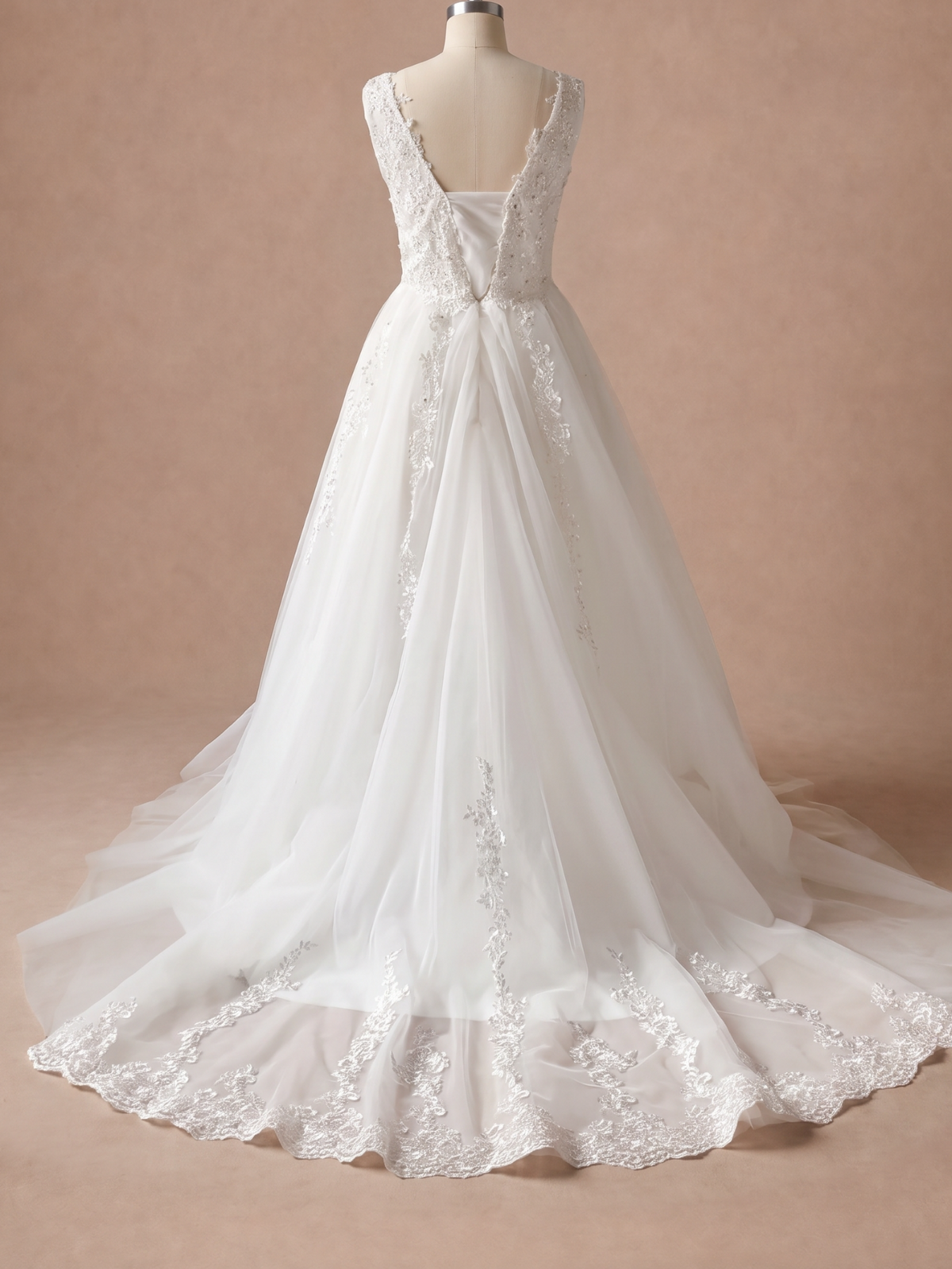 Robe de mariée pour femme ronde et petite — Mannequin — dos entier