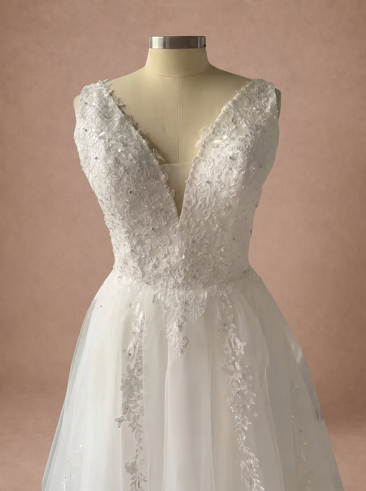 Robe de mariée pour femme ronde et petite — Mannequin — détail buste