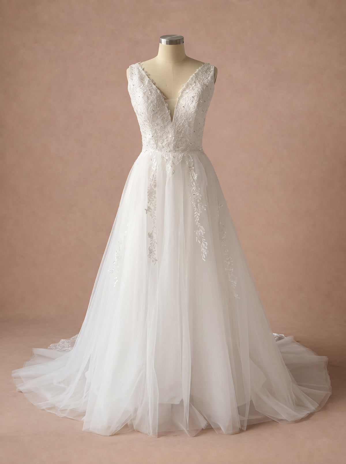 Robe de mariée pour femme ronde et petite — Mannequin — face entière