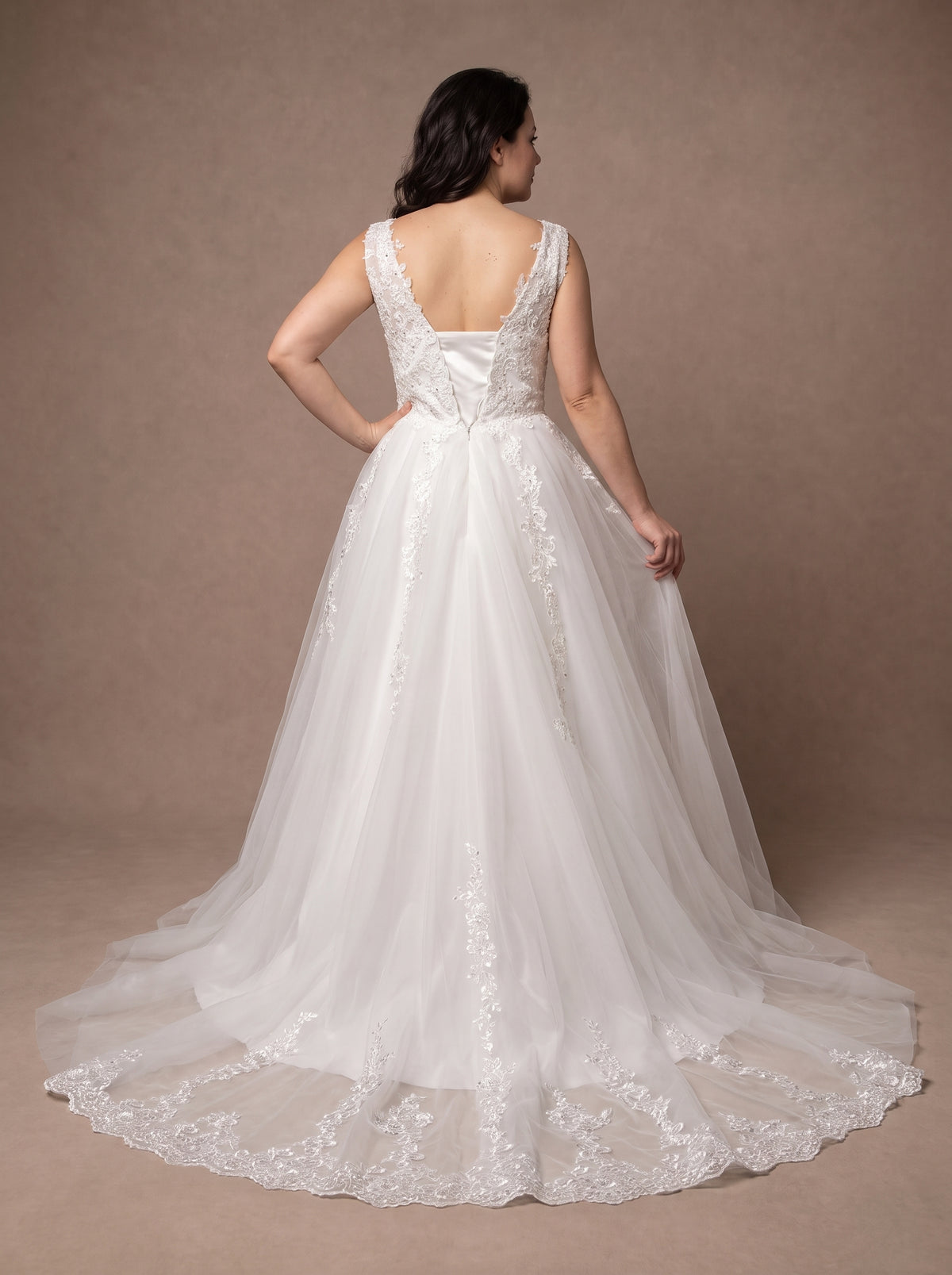 Robe de mariée pour femme ronde et petite — Modèle — dos