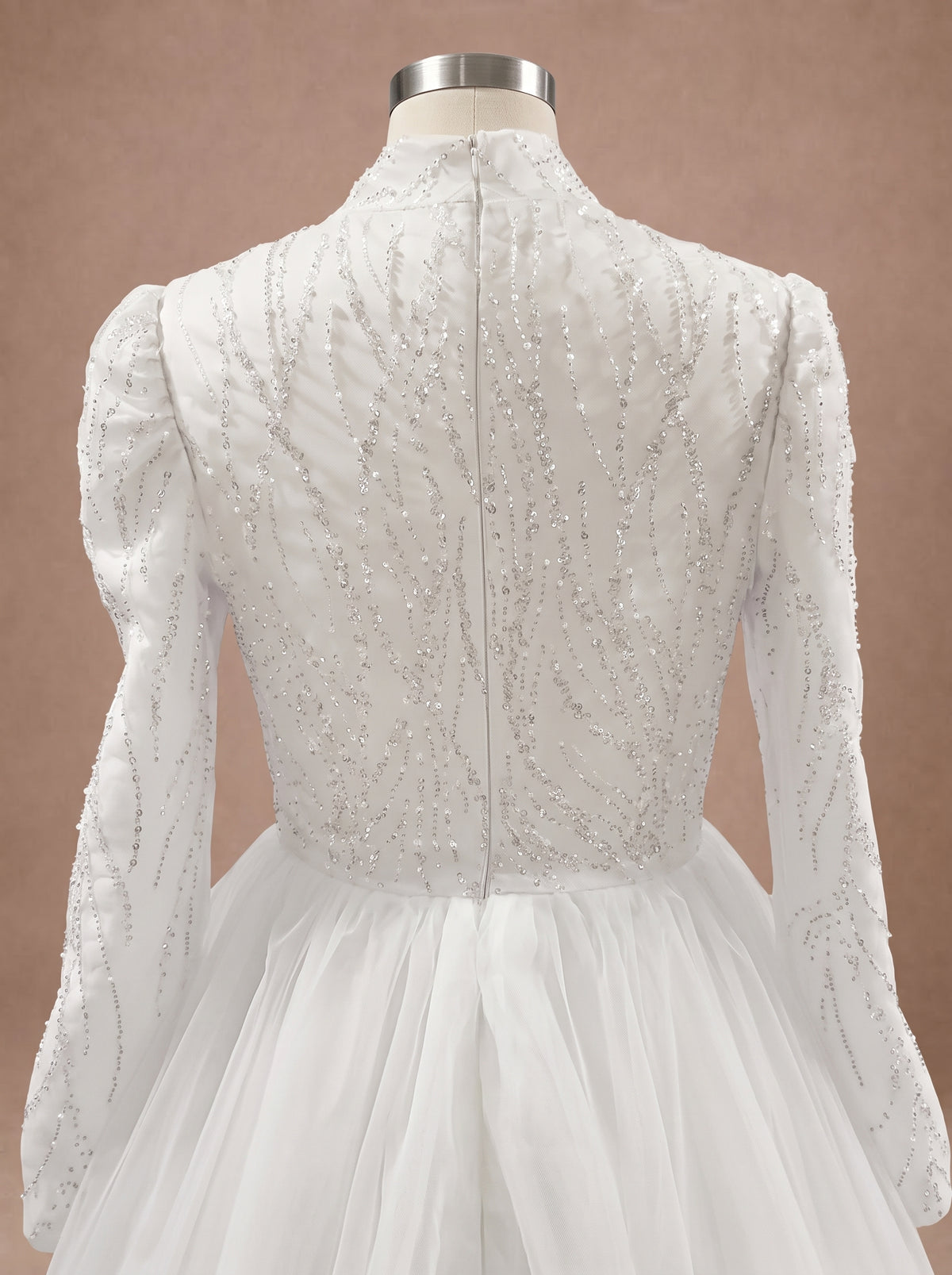 Robe de mariée princesse à col montant ornée de strass — Mannequin — détail dos