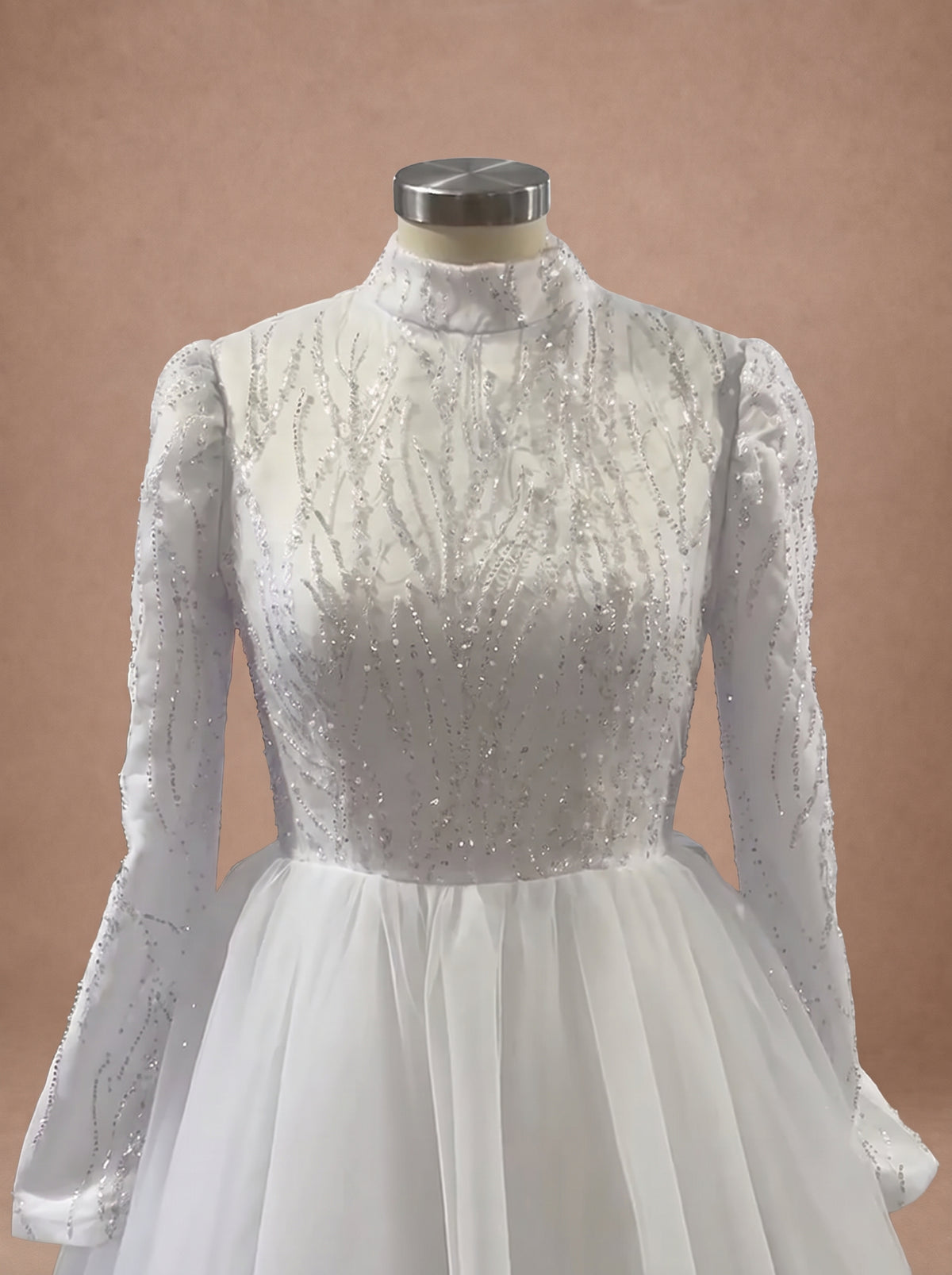 Robe de mariée princesse à col montant ornée de strass — Mannequin — détail buste