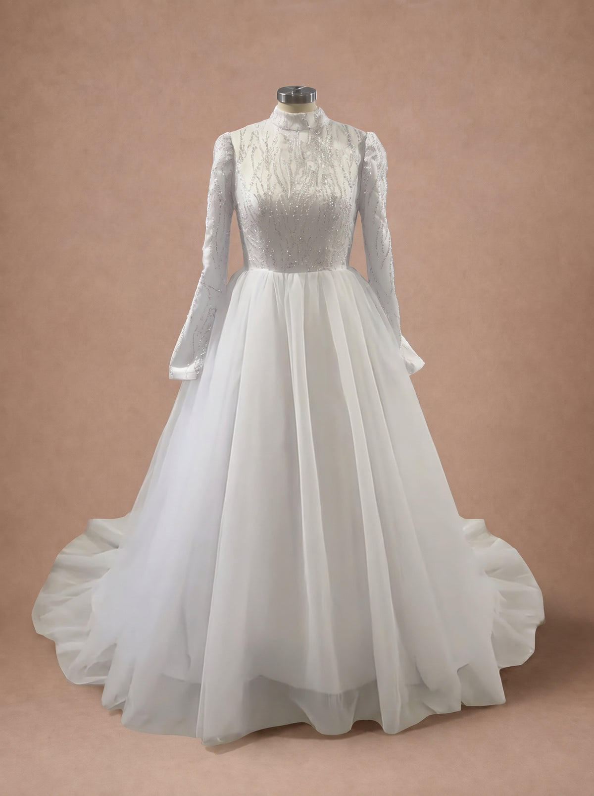 Robe de mariée princesse à col montant ornée de strass — Mannequin — face entière
