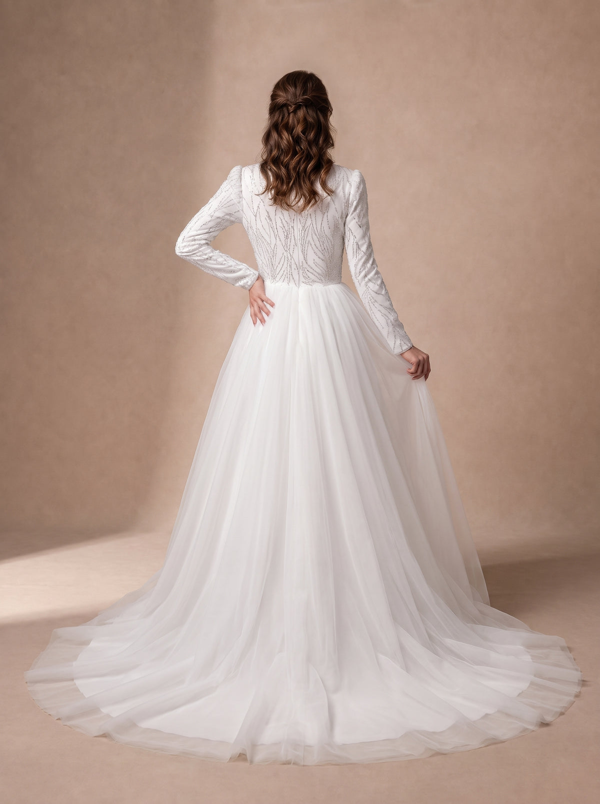 Robe de mariée princesse à col montant ornée de strass — Modèle — dos