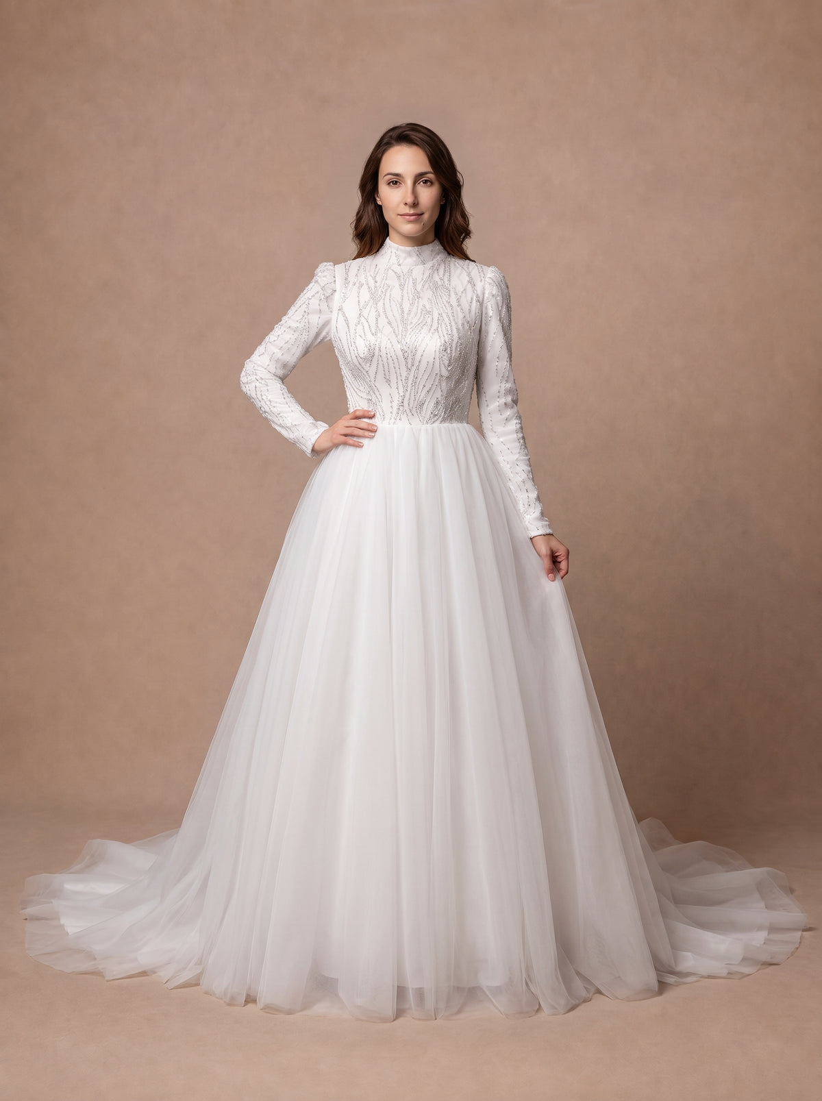 Robe de mariée princesse à col montant ornée de strass — Modèle — face