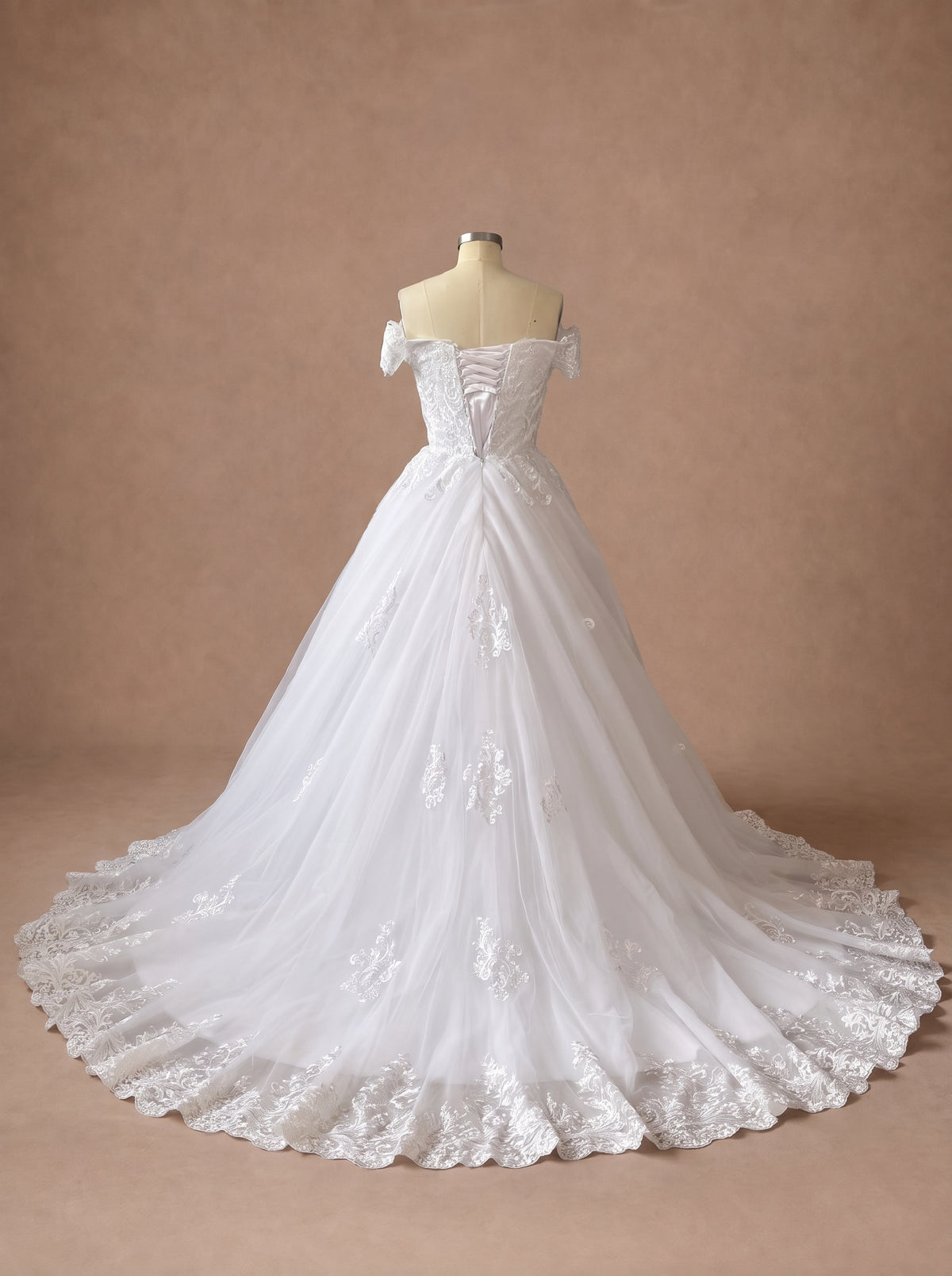 Robe de mariée princesse féerique en dentelle à épaules dénudées — Mannequin — dos entier