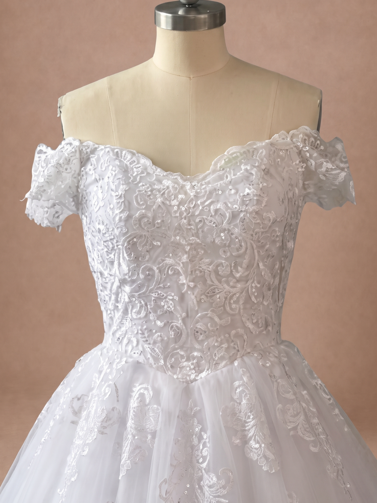 Robe de mariée princesse féerique en dentelle à épaules dénudées — Mannequin — détail buste