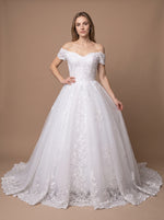 Robe de mariée princesse féerique en dentelle à épaules dénudées — Modèle — face