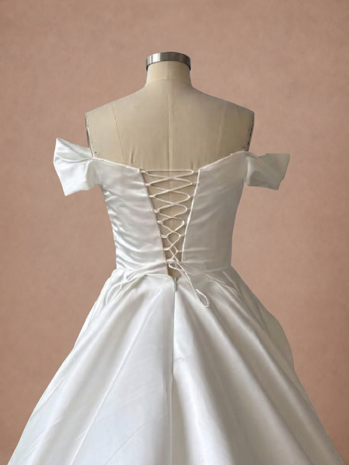 Robe de mariée Princesse en satin à corsage drapé — Mannequin — détail dos