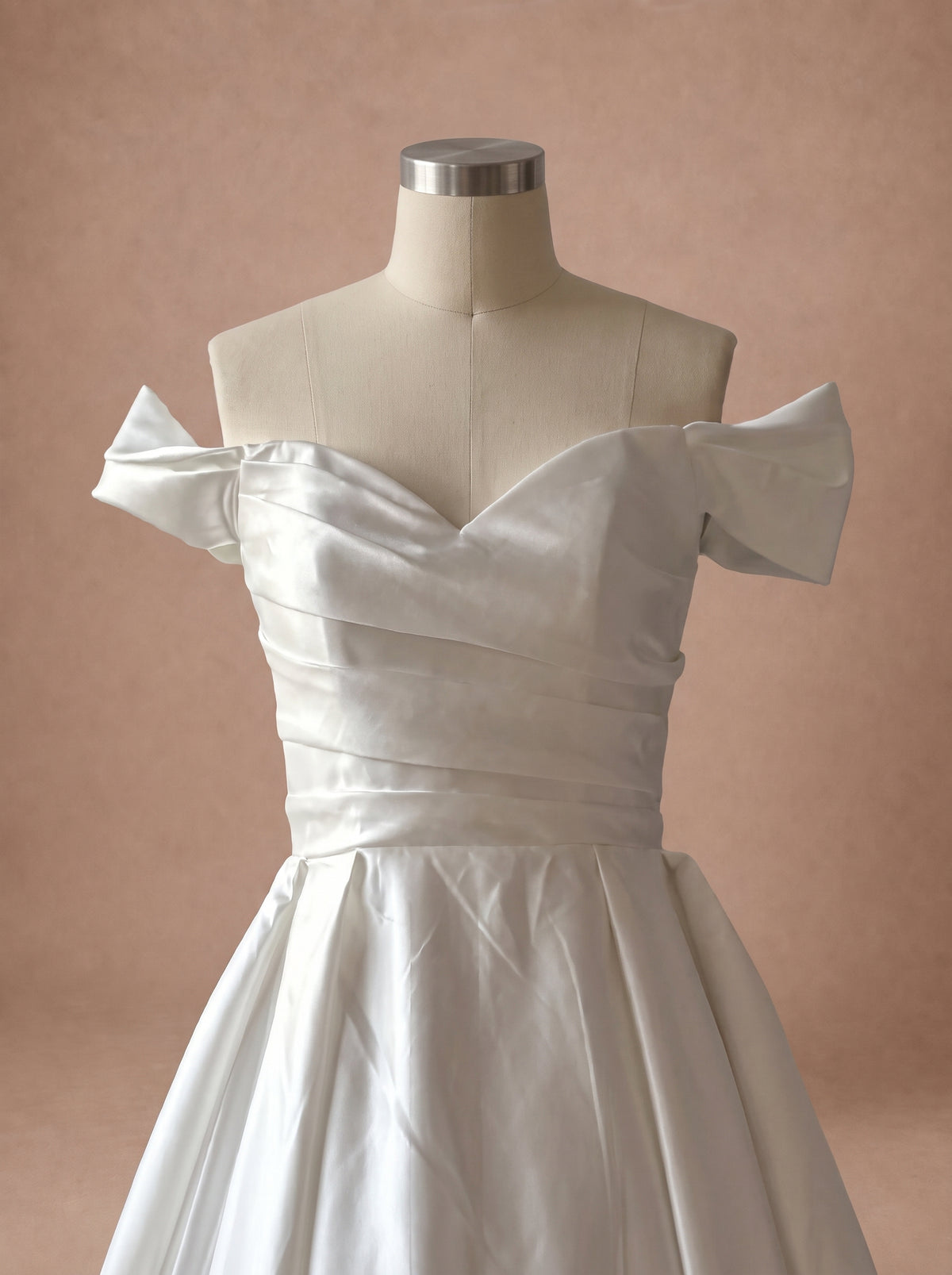 Robe de mariée Princesse en satin à corsage drapé — Mannequin — détail buste