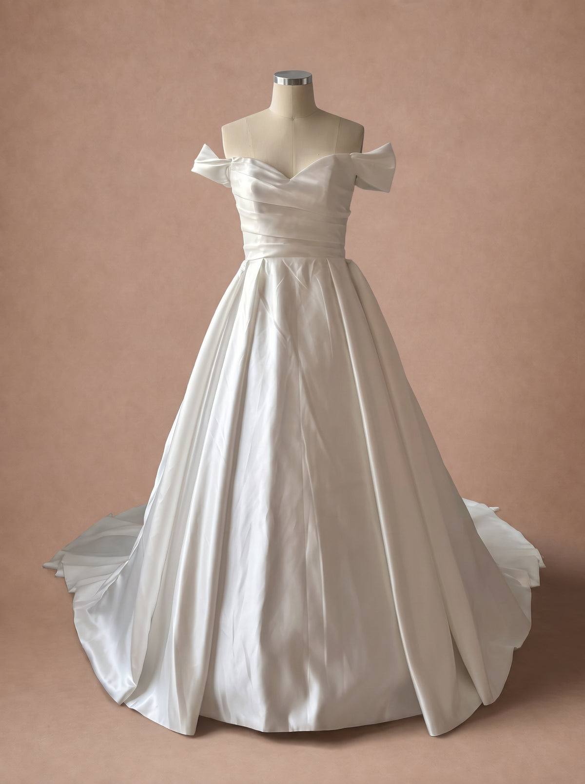 Robe de mariée Princesse en satin à corsage drapé — Mannequin — face entière
