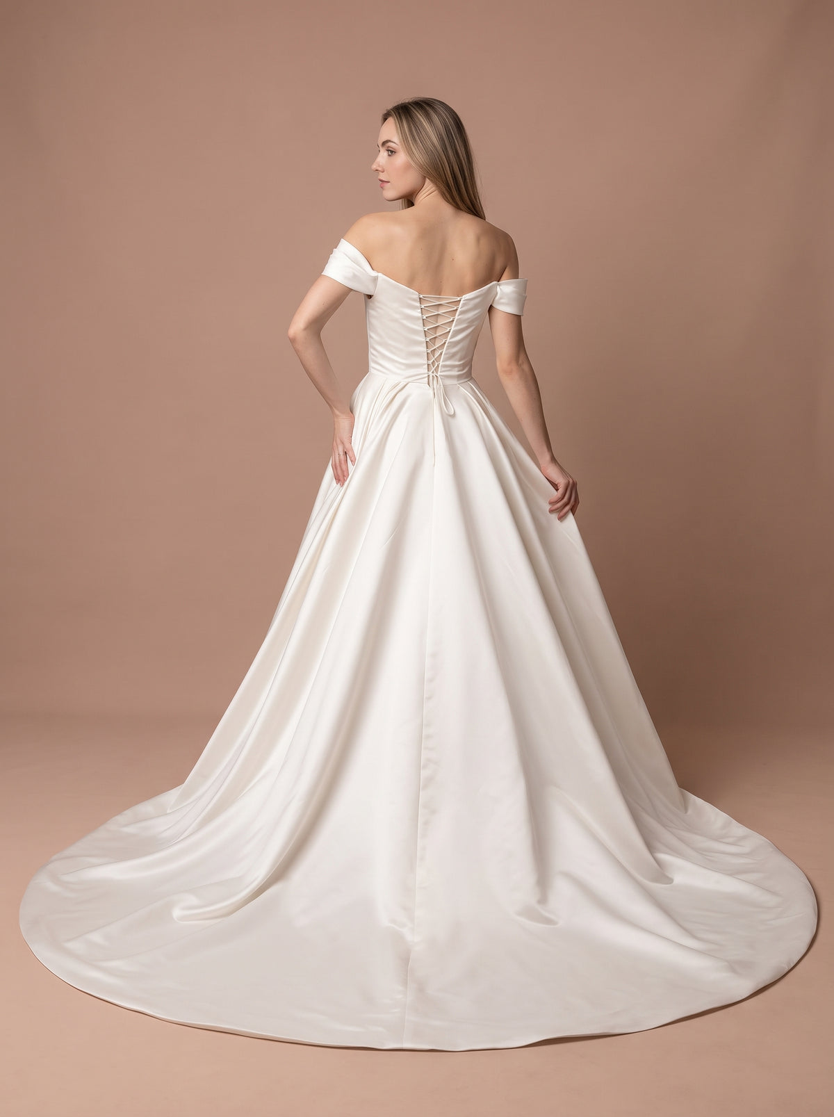 Robe de mariée Princesse en satin à corsage drapé — Modèle — dos