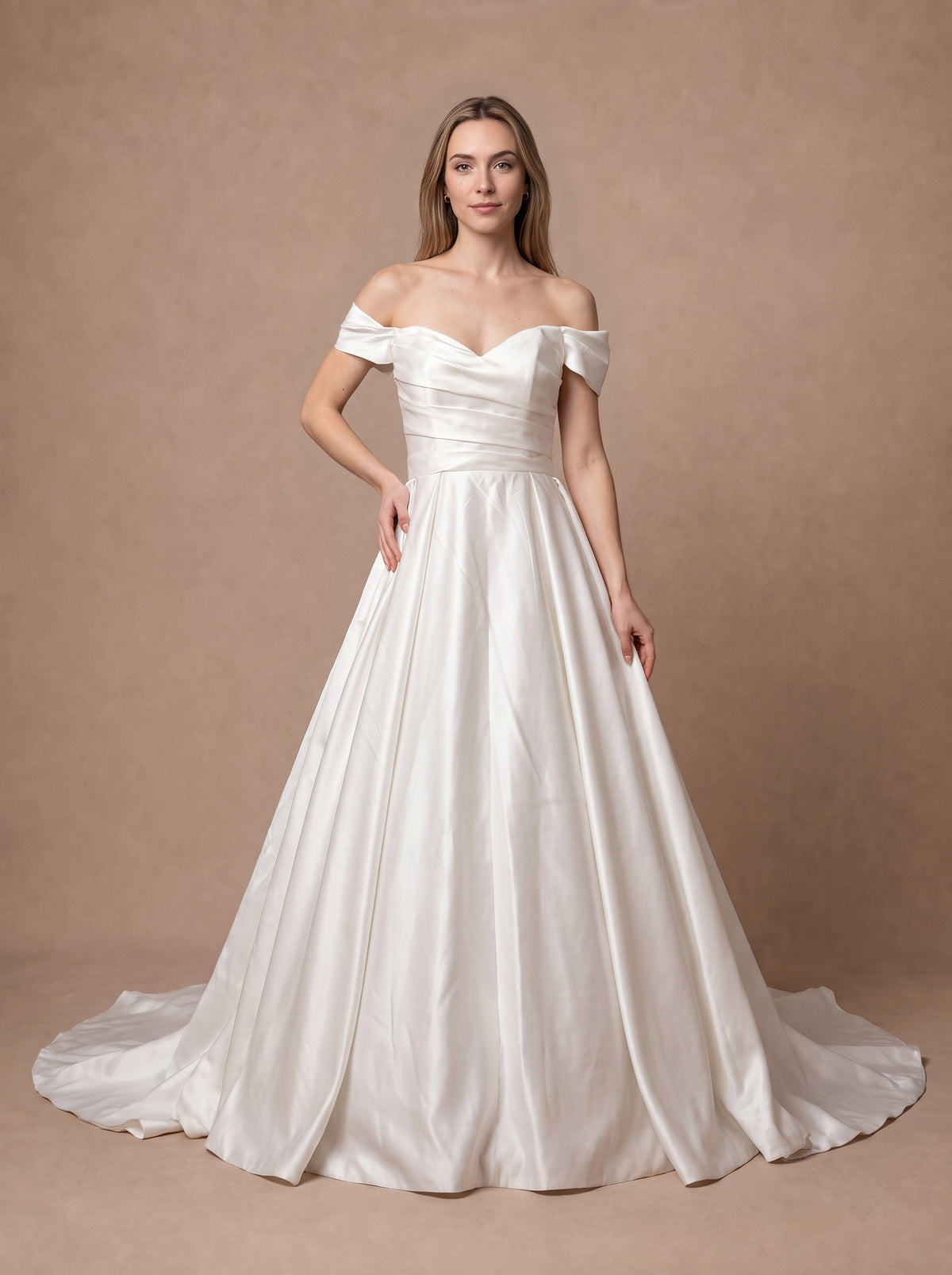 Robe de mariée Princesse en satin à corsage drapé — Modèle — face