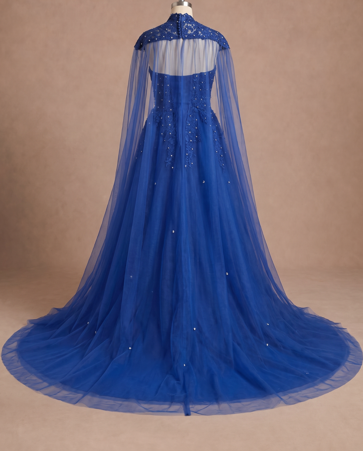 Robe de mariée princesse bleu roi à strass avec cape en tulle — Mannequin — détail dos