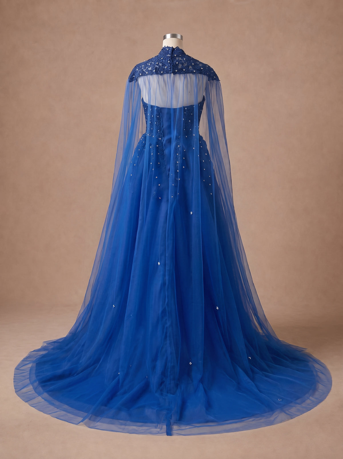 Robe de mariée princesse bleu roi à strass avec cape en tulle — Mannequin — dos entier