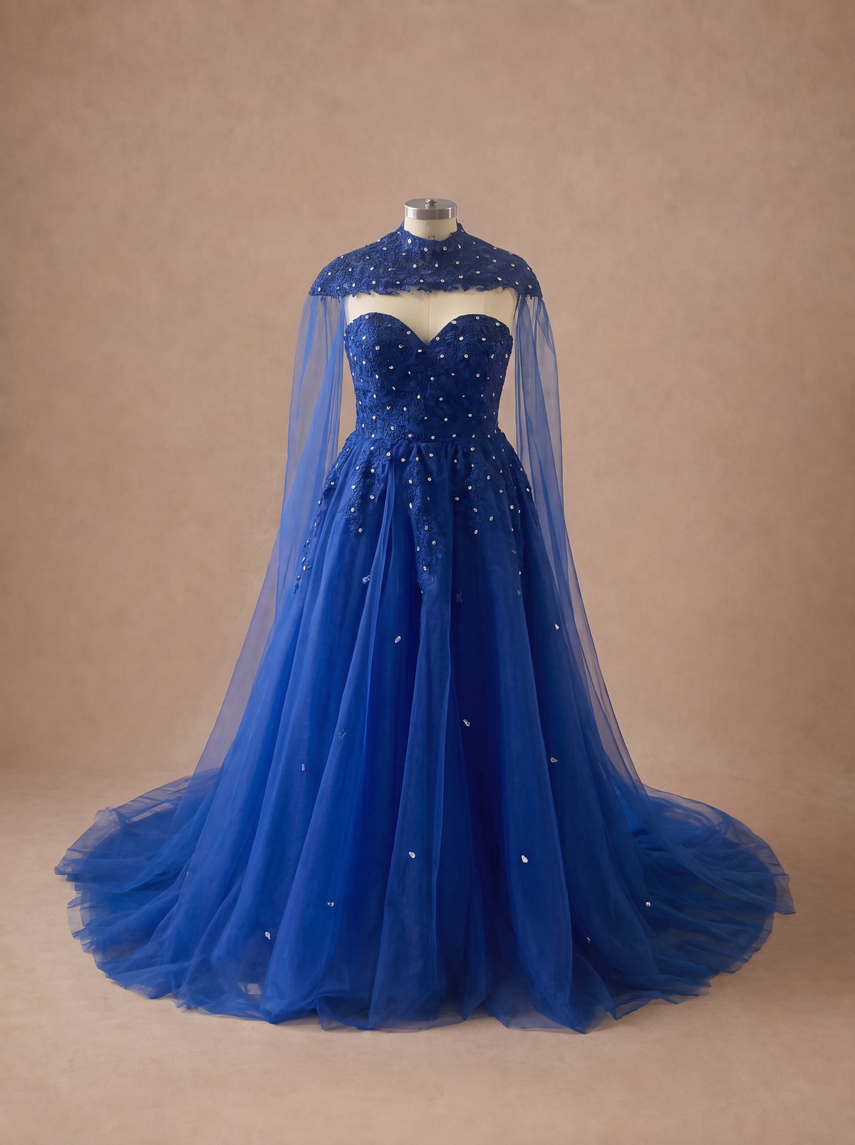 Robe de mariée princesse bleu roi à strass avec cape en tulle — Mannequin — face entière
