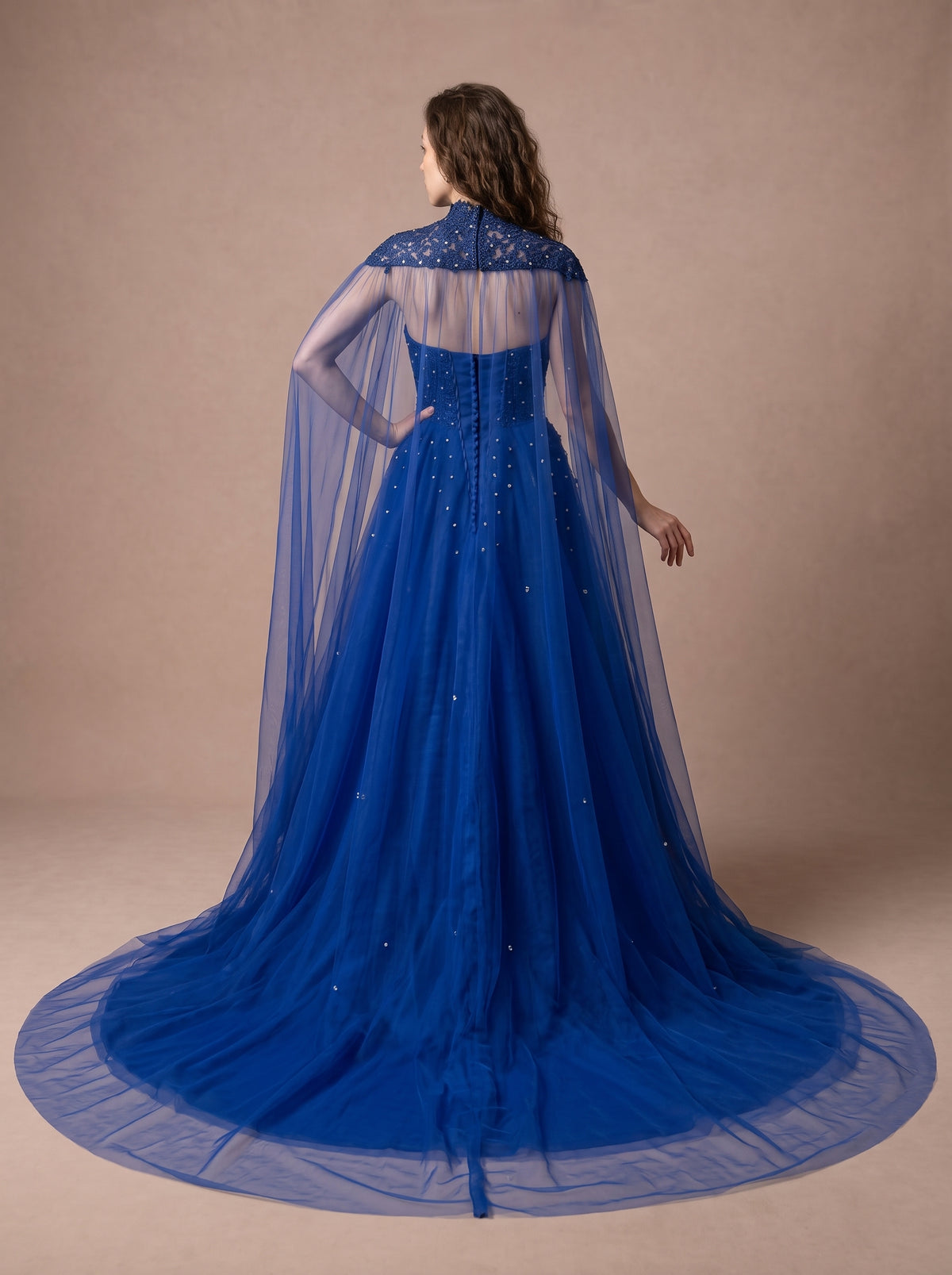 Robe de mariée princesse bleu roi à strass avec cape en tulle — Modèle — dos