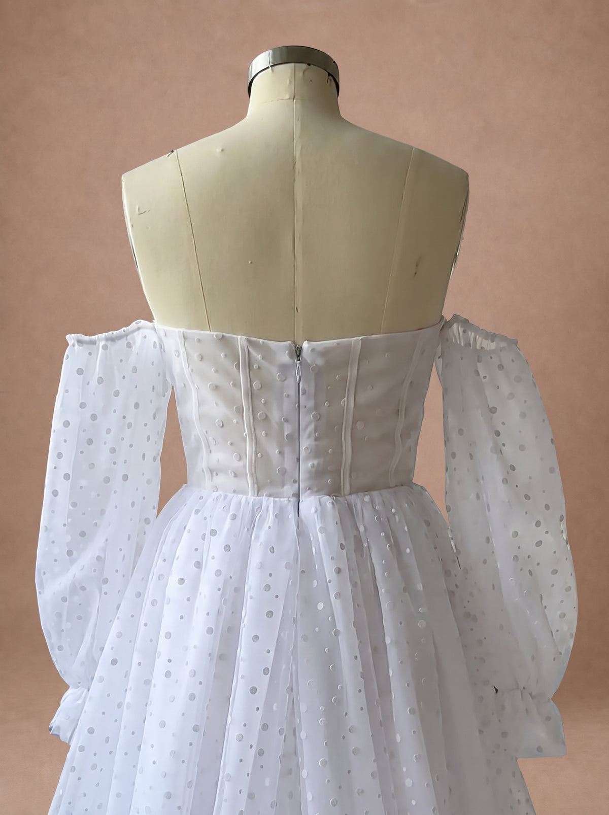 Robe de mariée princesse à manches longues bouffantes en tulle — Mannequin — détail dos