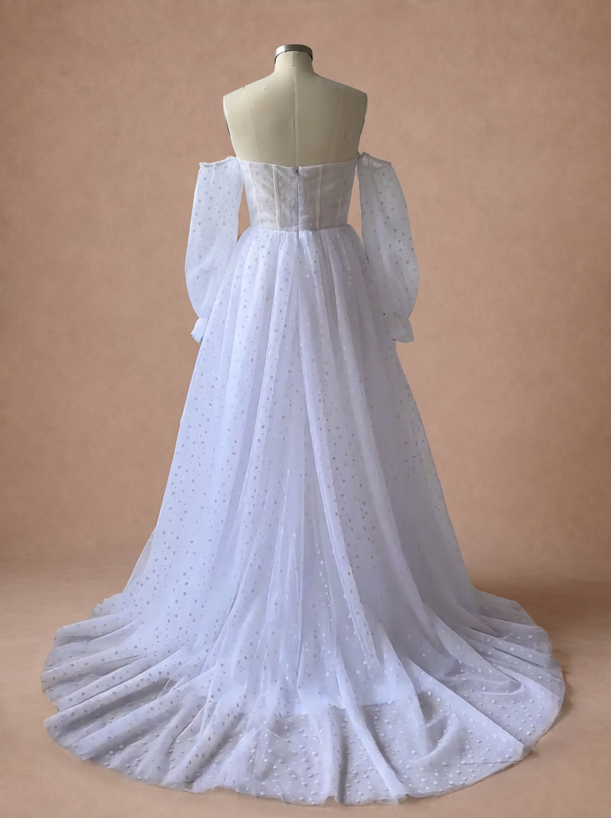 Robe de mariée princesse à manches longues bouffantes en tulle — Mannequin — dos entier