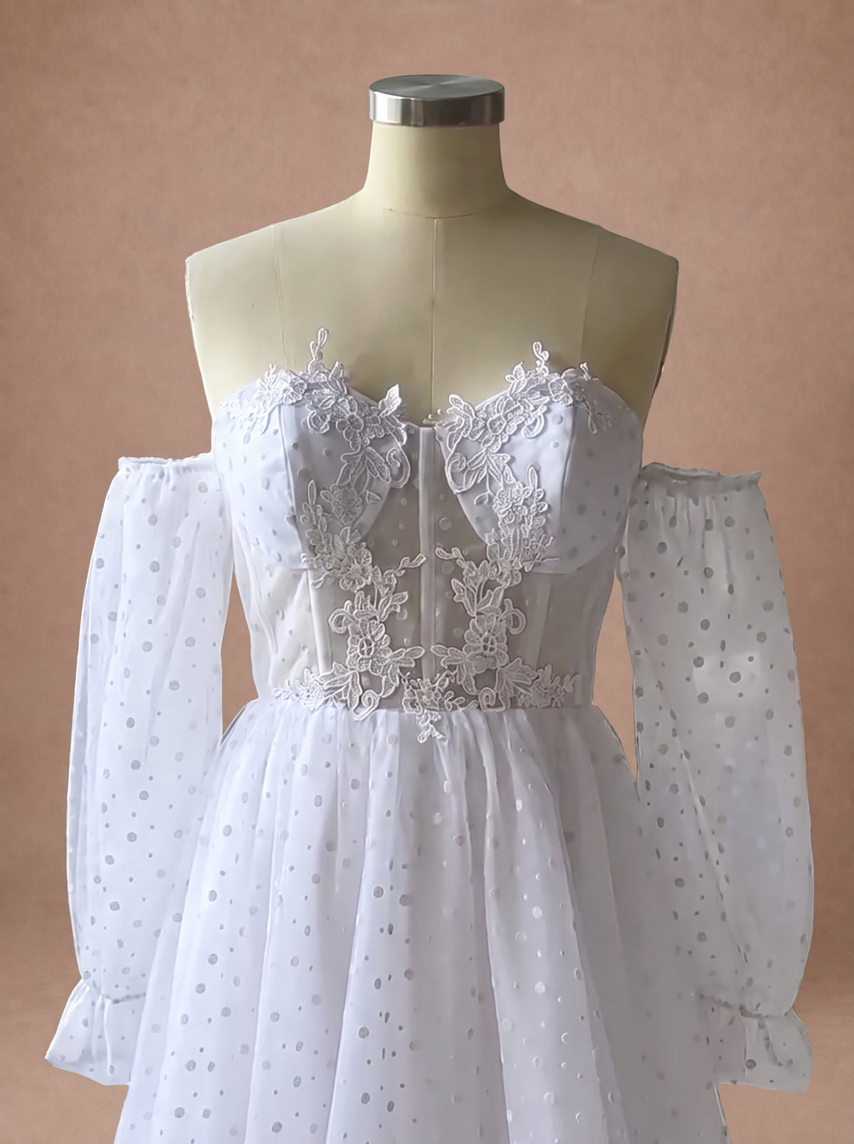 Robe de mariée princesse à manches longues bouffantes en tulle — Mannequin — détail buste