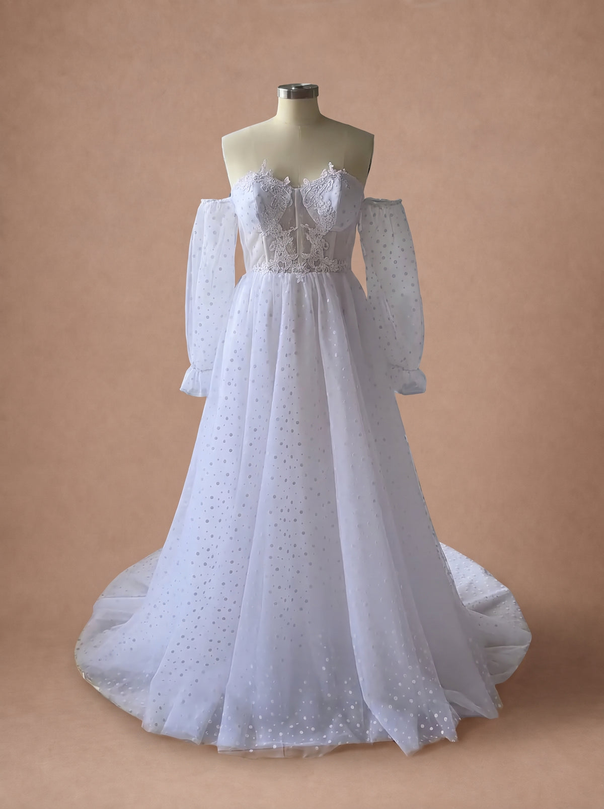 Robe de mariée princesse à manches longues bouffantes en tulle — Mannequin — face entière