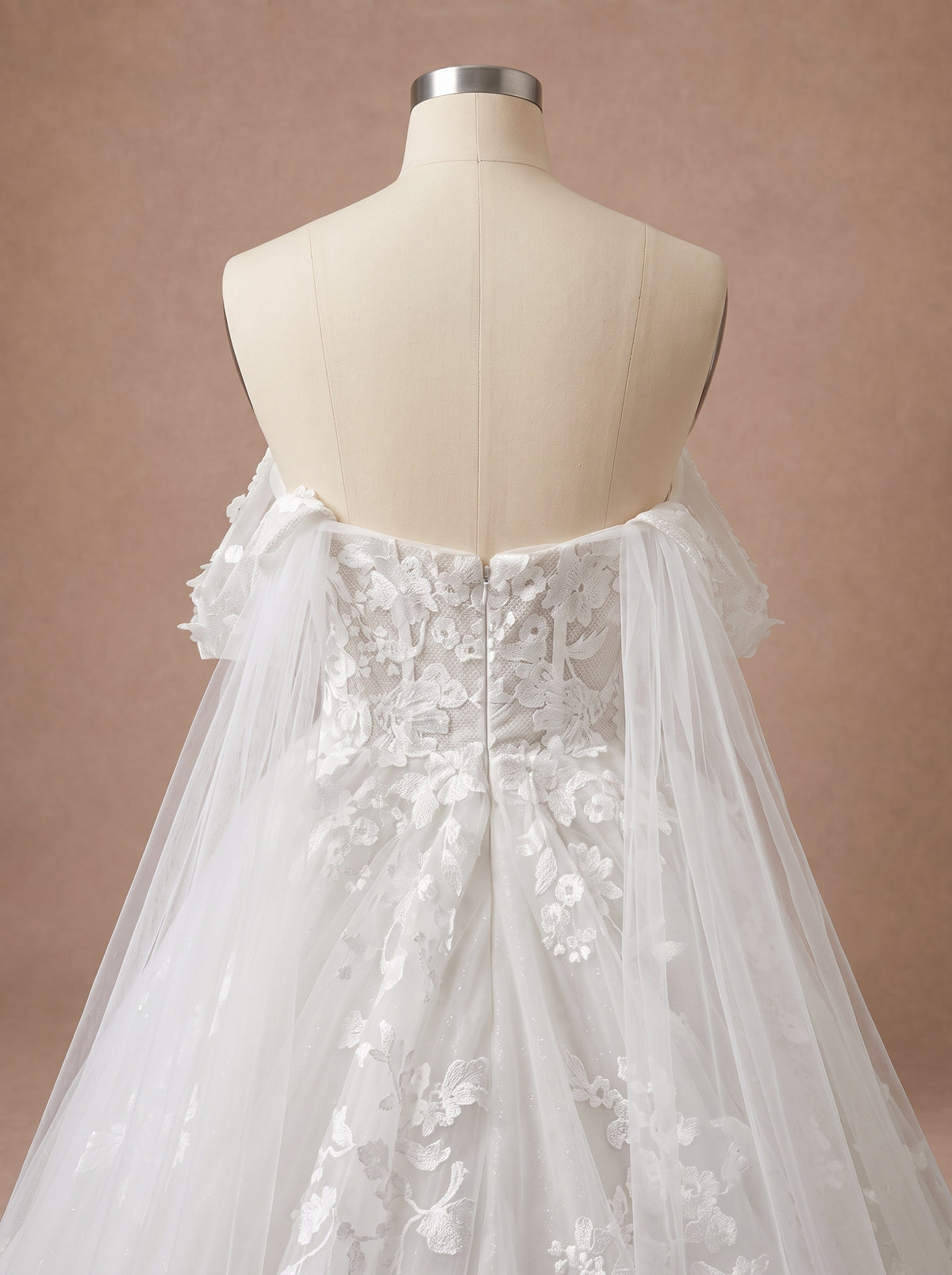 Robe de mariée princesse sexy à bustier en dentelle — Mannequin — détail dos