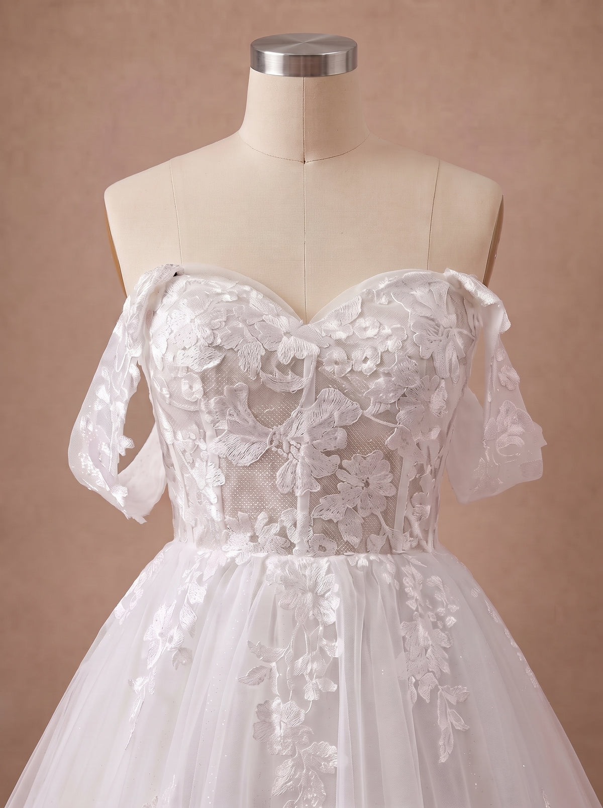Robe de mariée princesse sexy à bustier en dentelle — Mannequin — détail buste