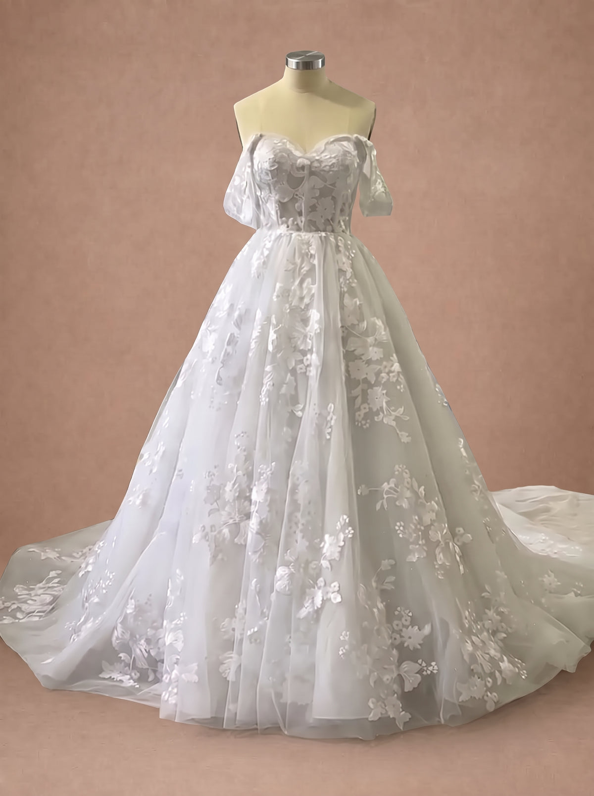 Robe de mariée princesse sexy à bustier en dentelle — Mannequin — face entière