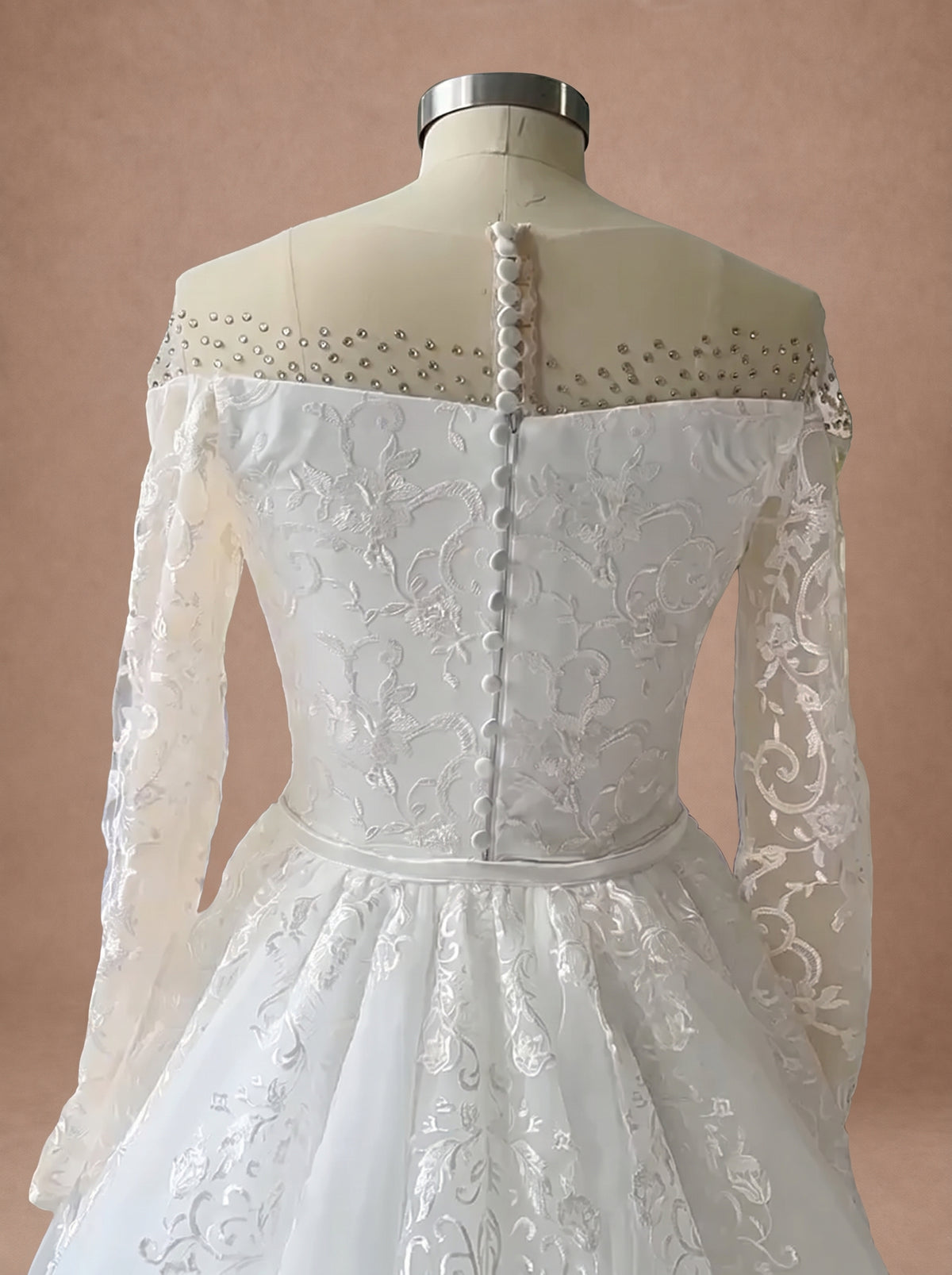 Robe de mariée sirène princesse à strass avec traîne amovible — Mannequin — détail dos
