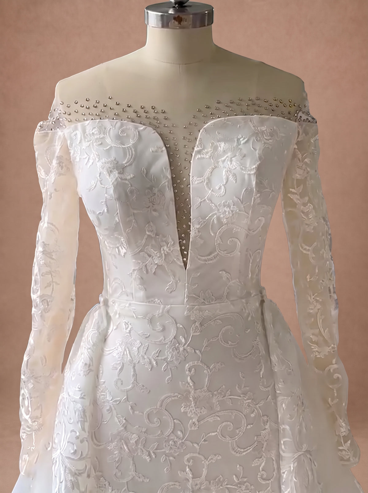 Robe de mariée sirène princesse à strass avec traîne amovible — Mannequin — détail buste