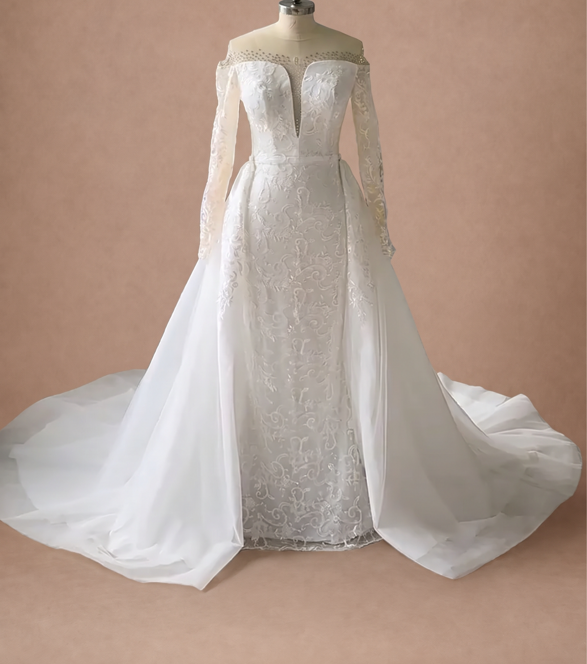 Robe de mariée sirène princesse à strass avec traîne amovible — Mannequin — face entière