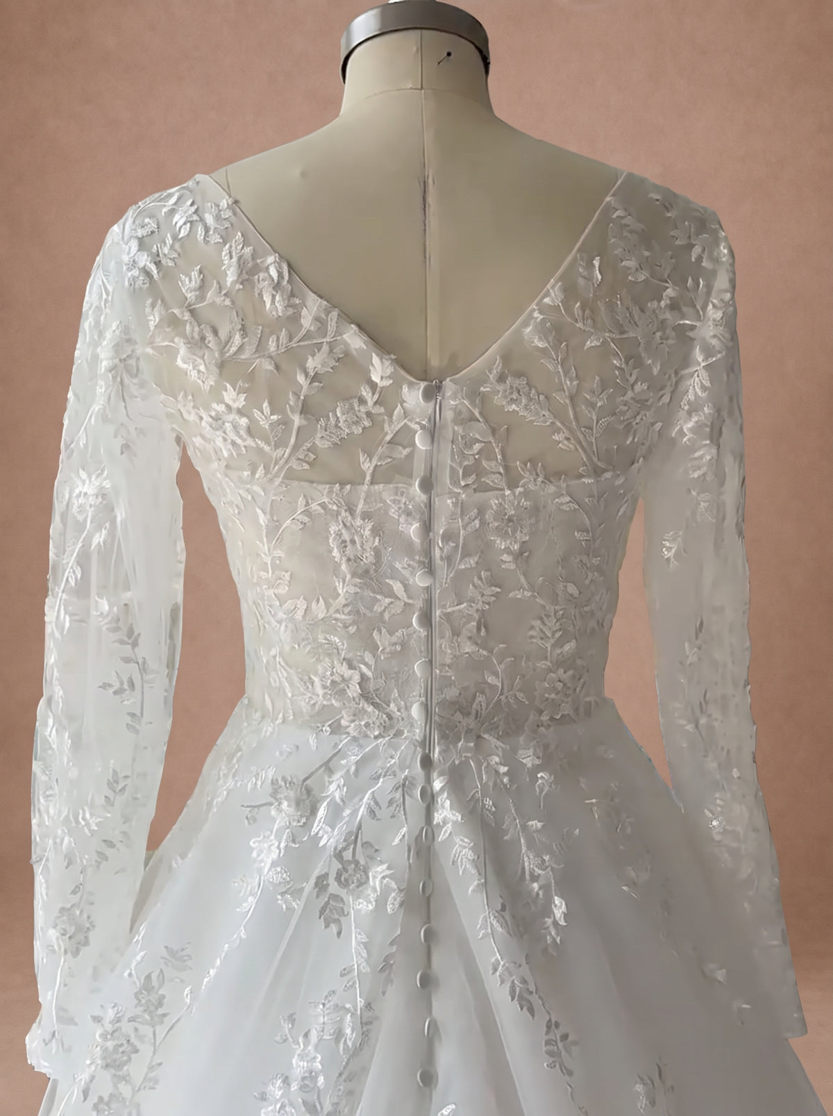 Robe de mariée trapèze rétro bohème à manches longues — Mannequin — détail dos