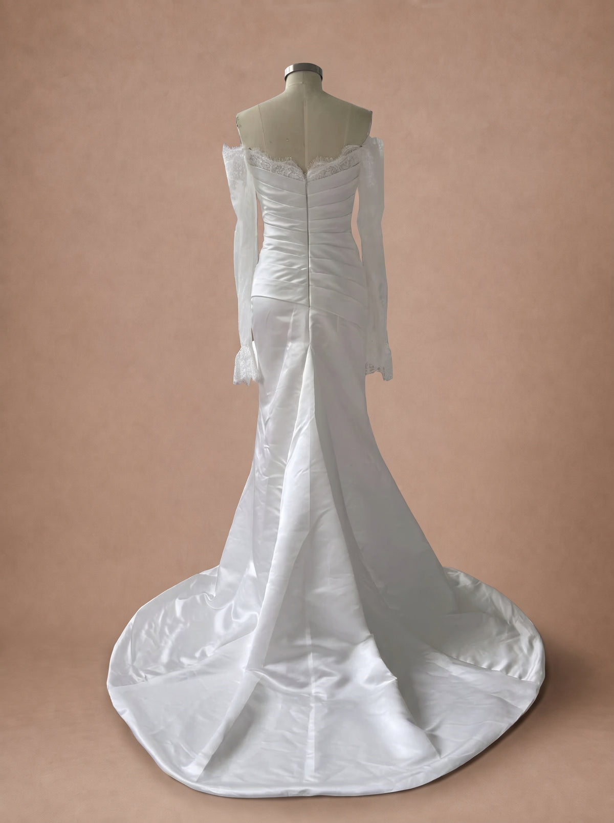 Robe de mariée rétro chic — Mannequin — dos entier