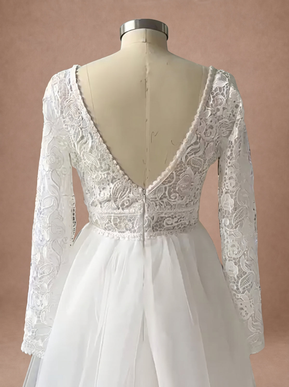 Robe de mariée romantique champêtre en tulle et dentelle — Mannequin — détail dos