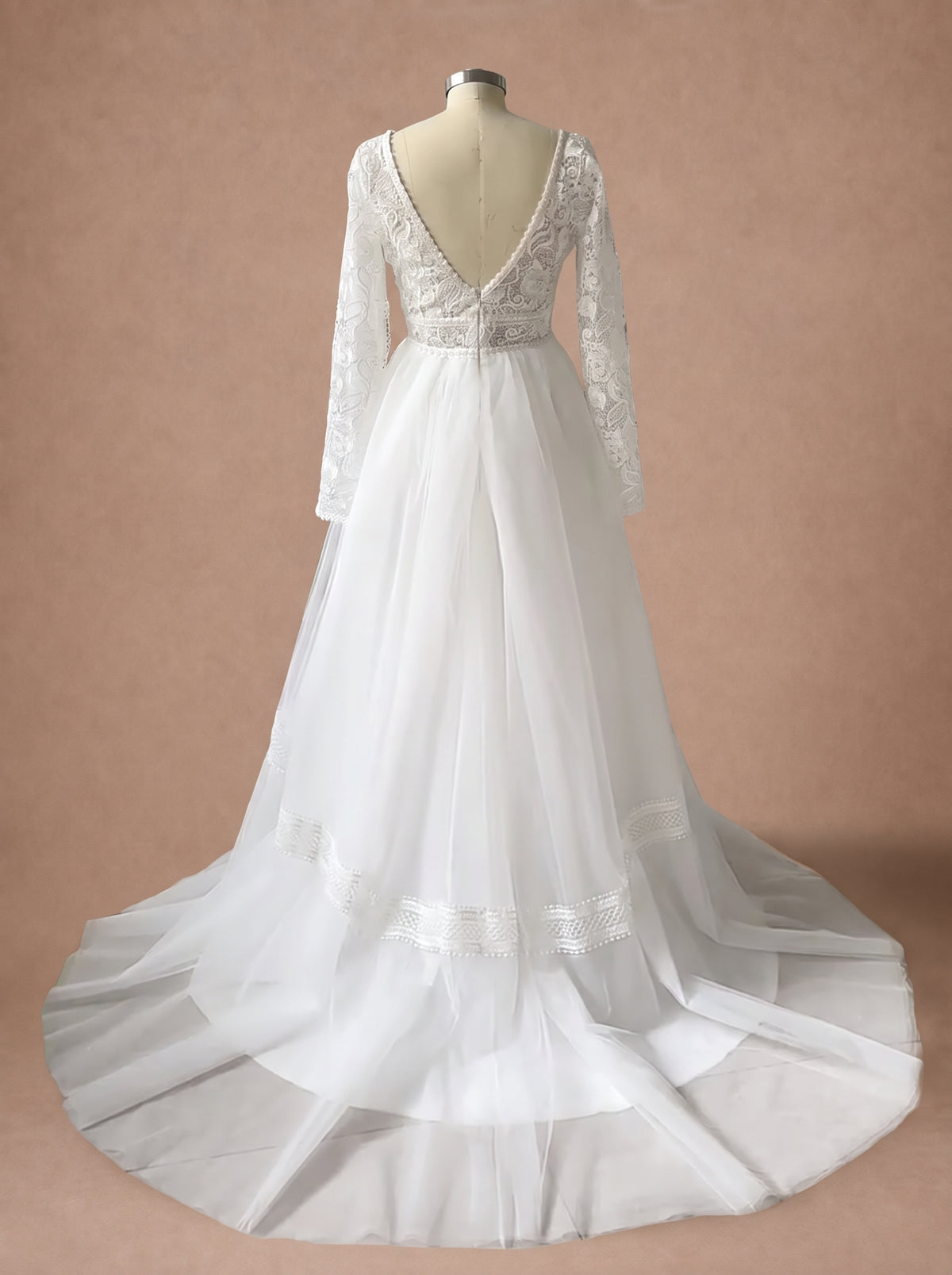 Robe de mariée romantique champêtre en tulle et dentelle — Mannequin — dos entier