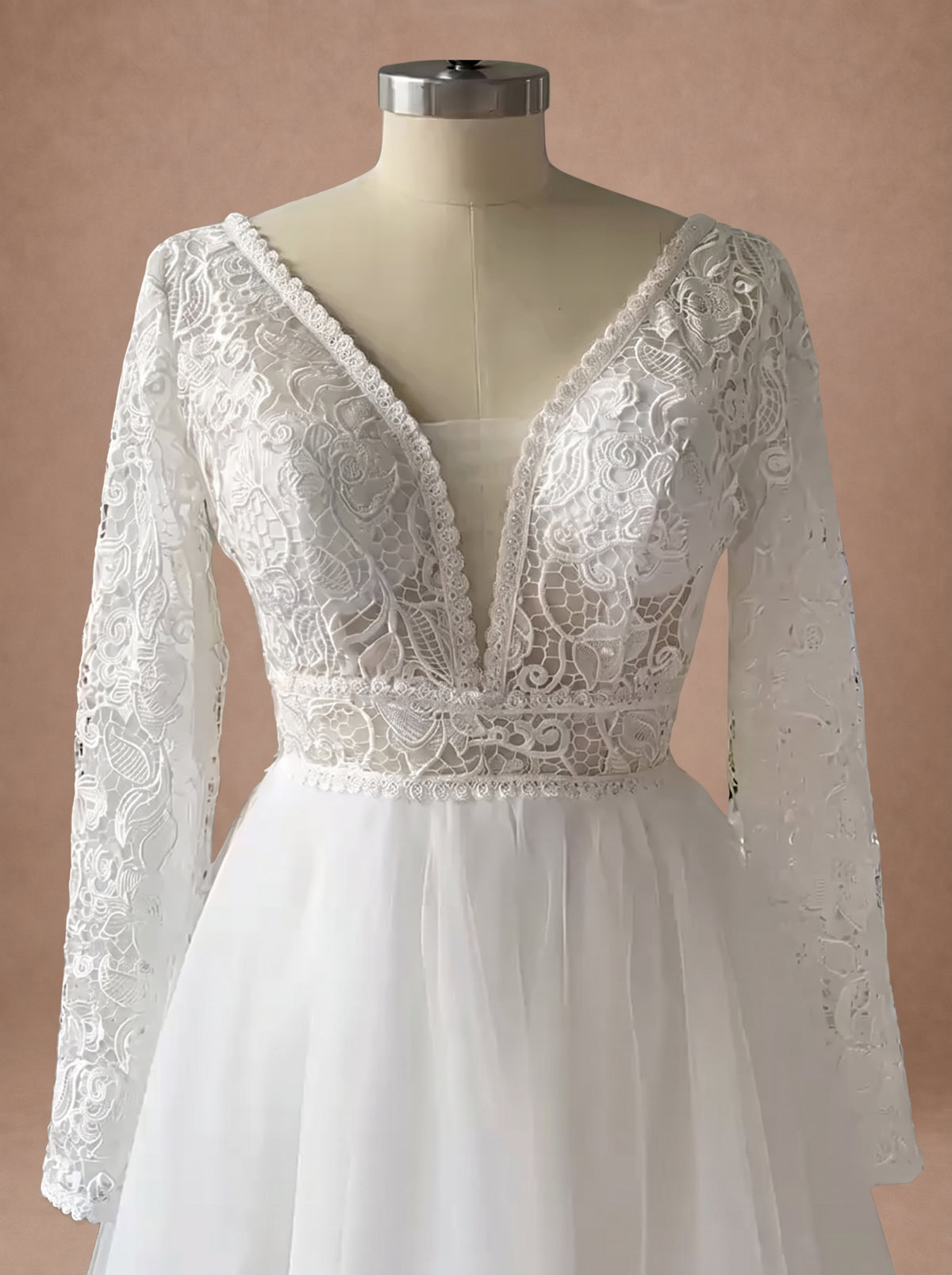 Robe de mariée romantique champêtre en tulle et dentelle — Mannequin — détail buste