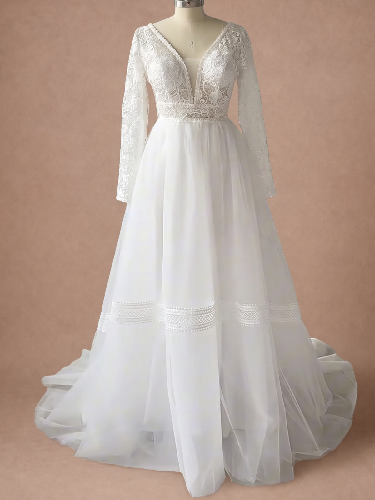 Robe de mariée romantique champêtre en tulle et dentelle — Mannequin — face entière