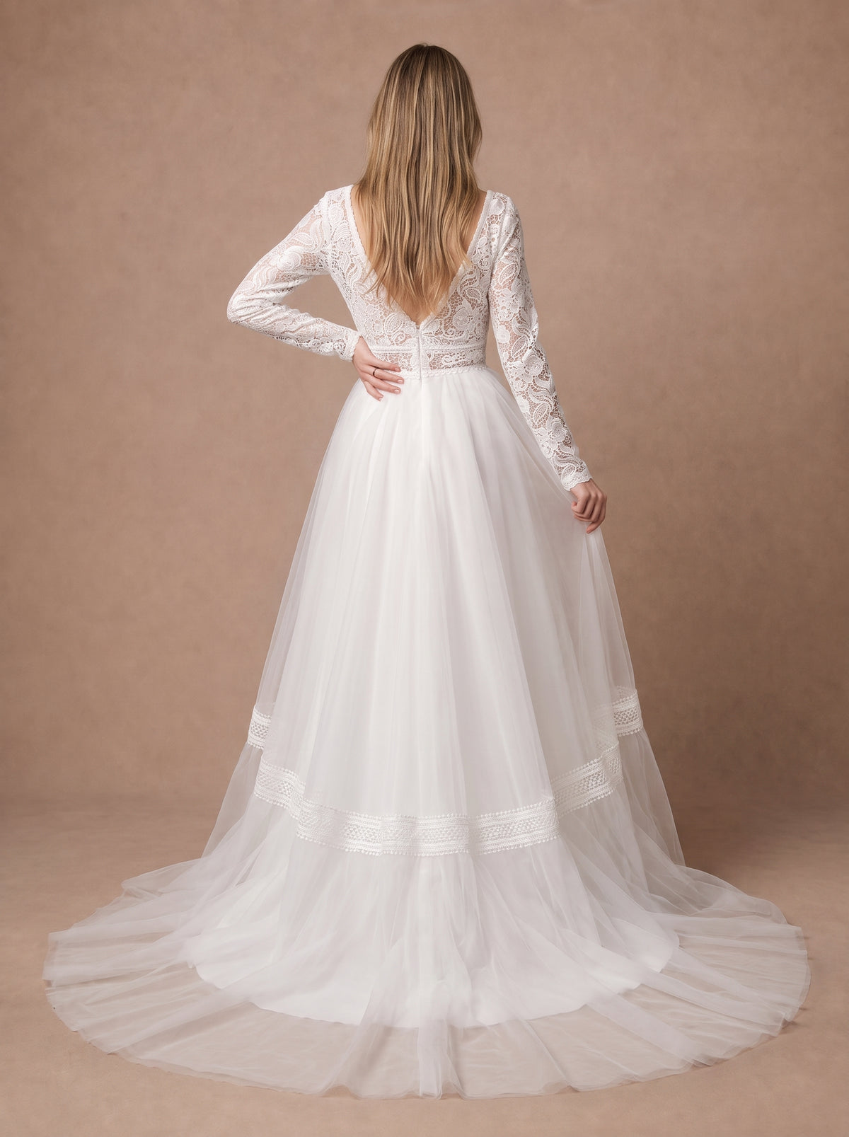 Robe de mariée romantique champêtre en tulle et dentelle — Modèle — dos