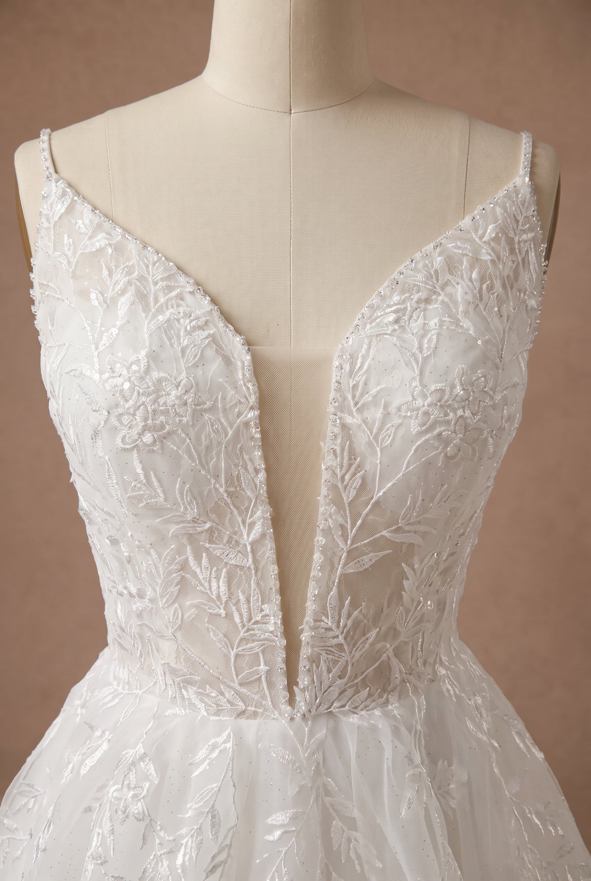 Robe de mariée romantique dentelle — Mannequin — détail buste