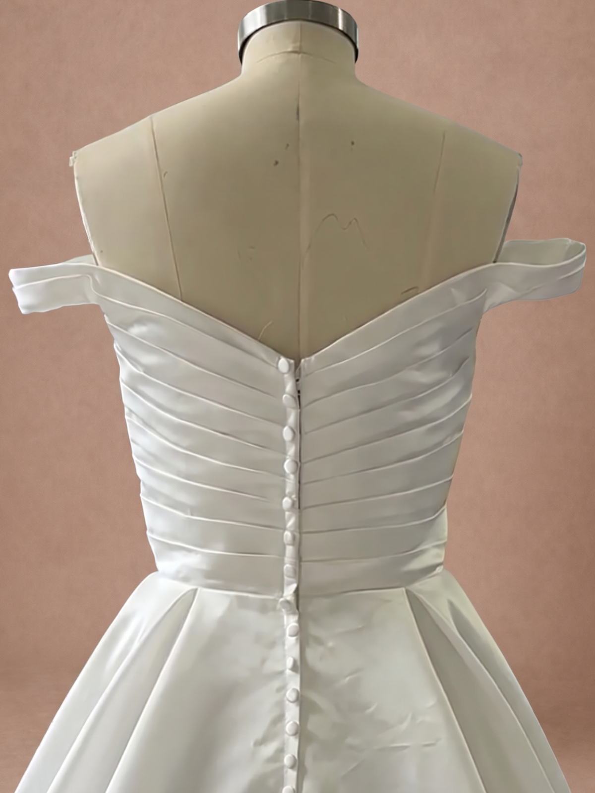 Robe de mariée Princesse en satin à col Bardot et corsage plissé — Mannequin — détail dos
