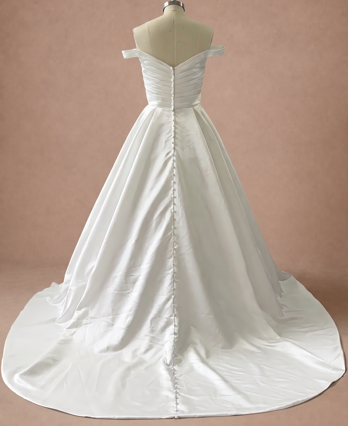 Robe de mariée Princesse en satin à col Bardot et corsage plissé — Mannequin — dos entier