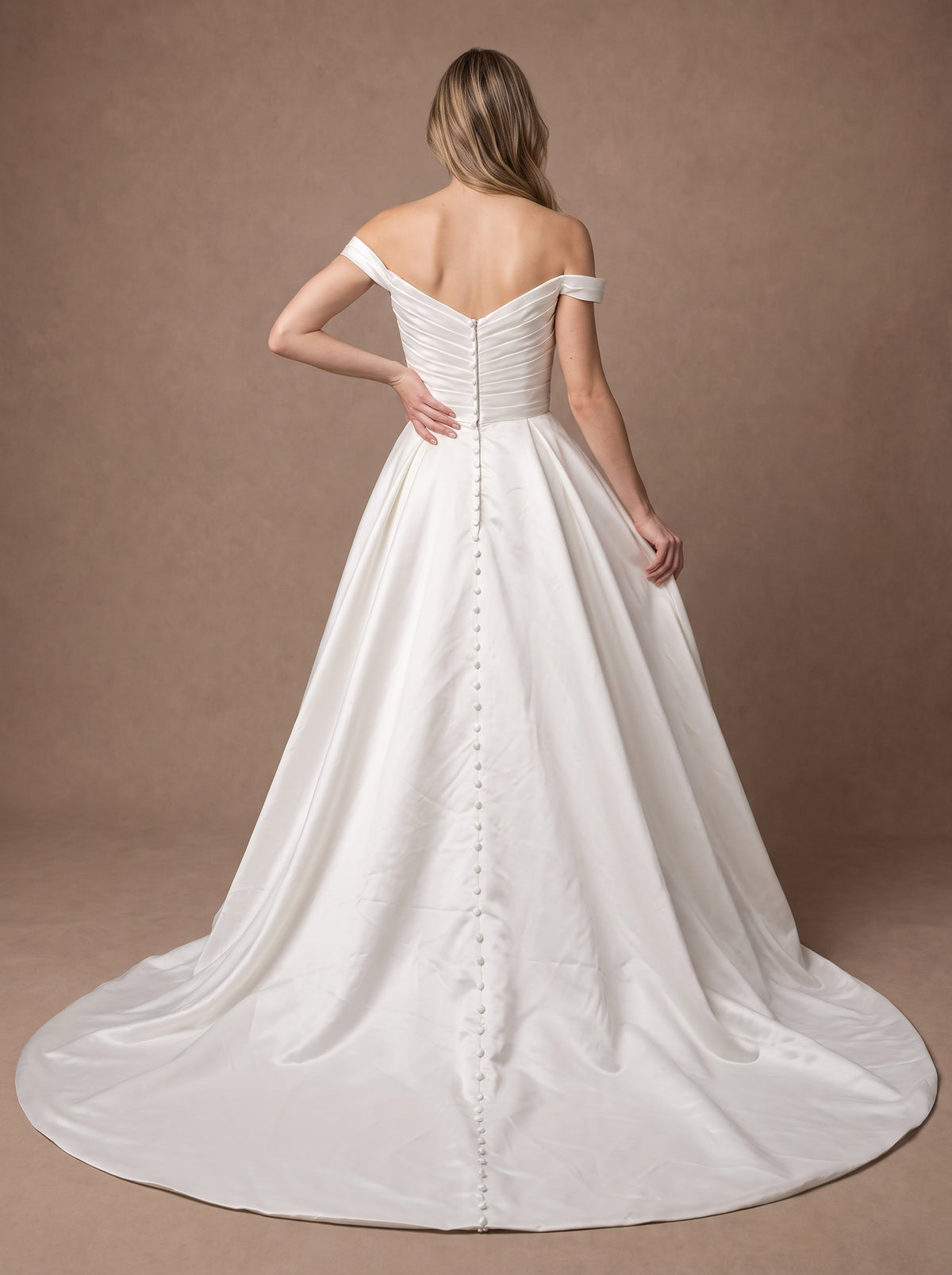 Robe de mariée Princesse en satin à col Bardot et corsage plissé — Modèle — dos