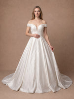 Robe de mariée Princesse en satin à col Bardot et corsage plissé — Modèle — face
