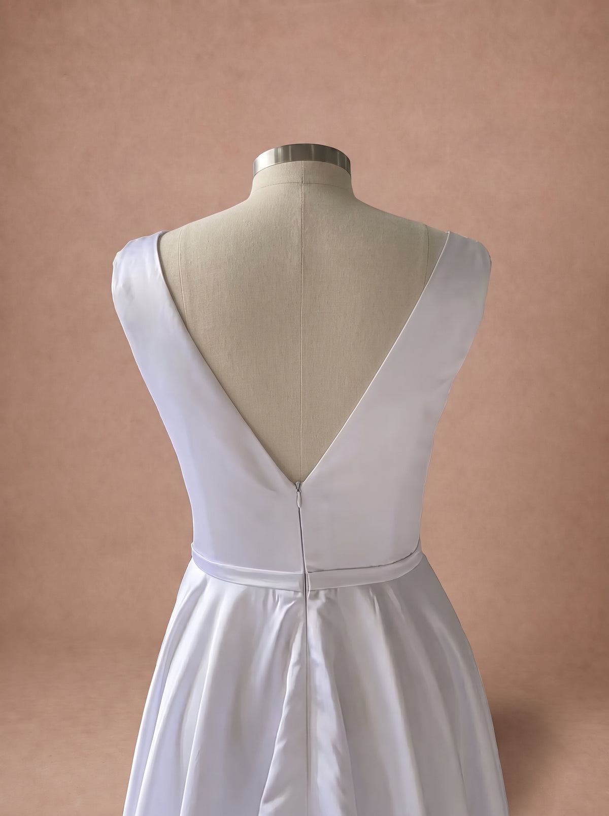 Robe de mariée simple en satin à décolleté en V — Mannequin — détail dos