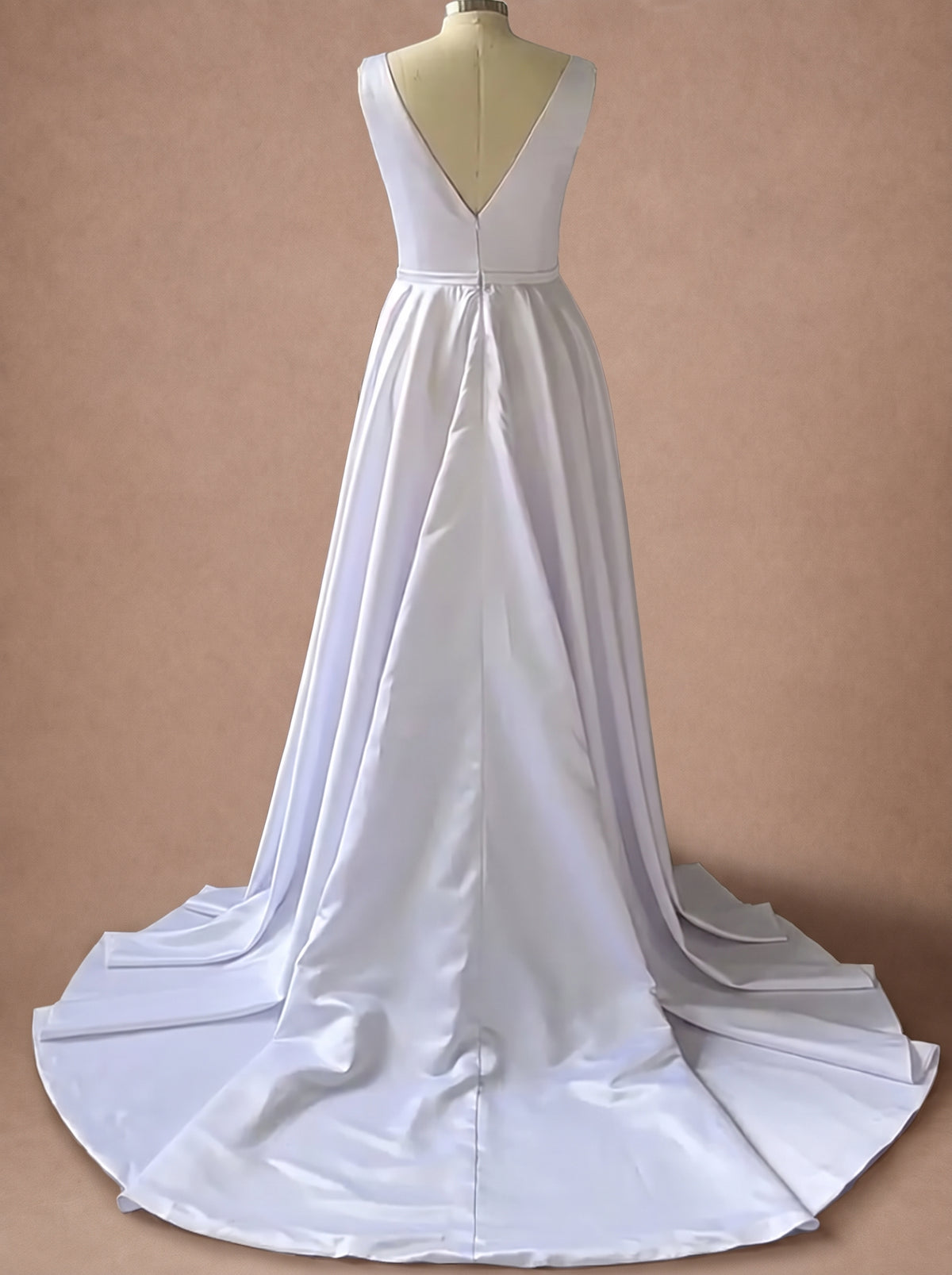Robe de mariée simple en satin à décolleté en V — Mannequin — dos entier