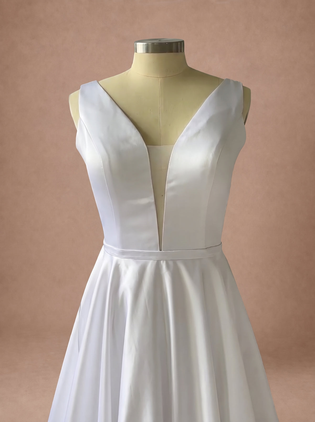 Robe de mariée simple en satin à décolleté en V — Mannequin — détail buste