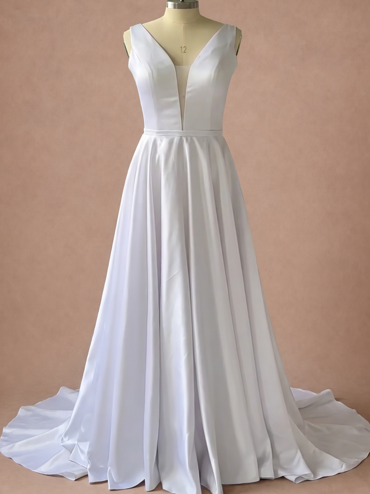 Robe de mariée simple en satin à décolleté en V — Mannequin — face entière