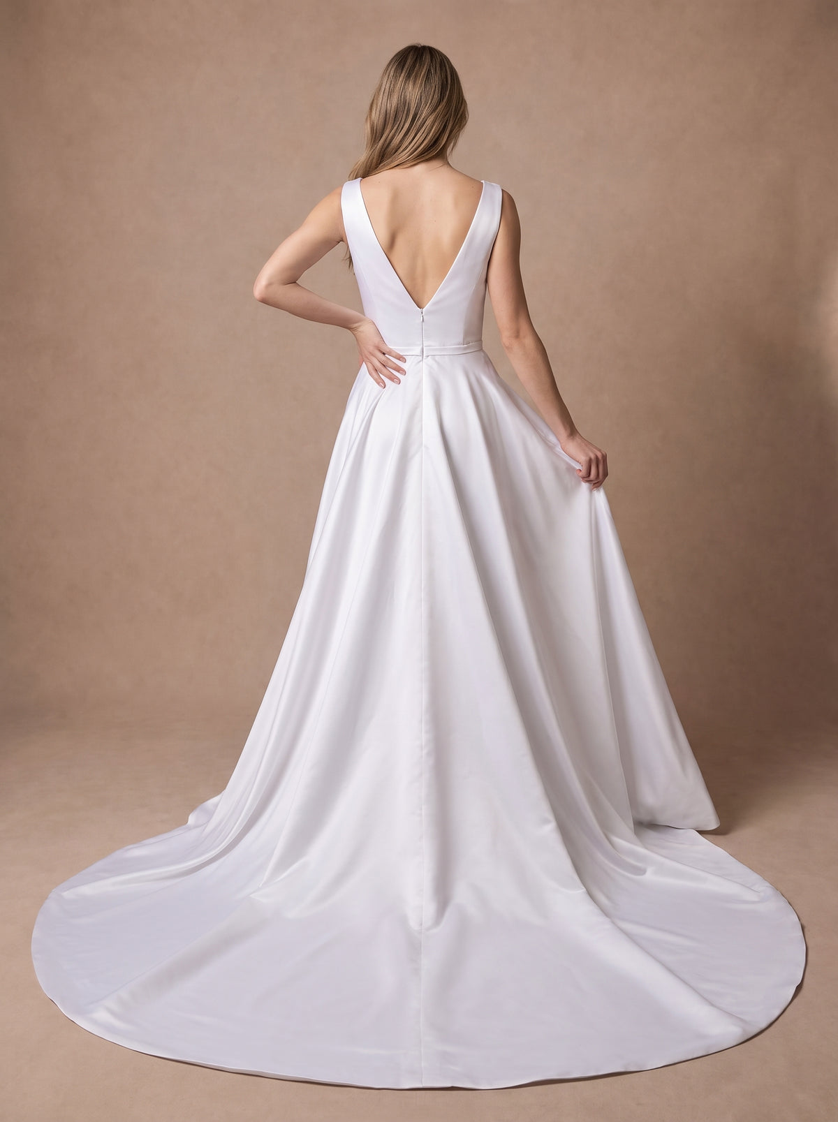 Robe de mariée simple en satin à décolleté en V — Modèle — dos