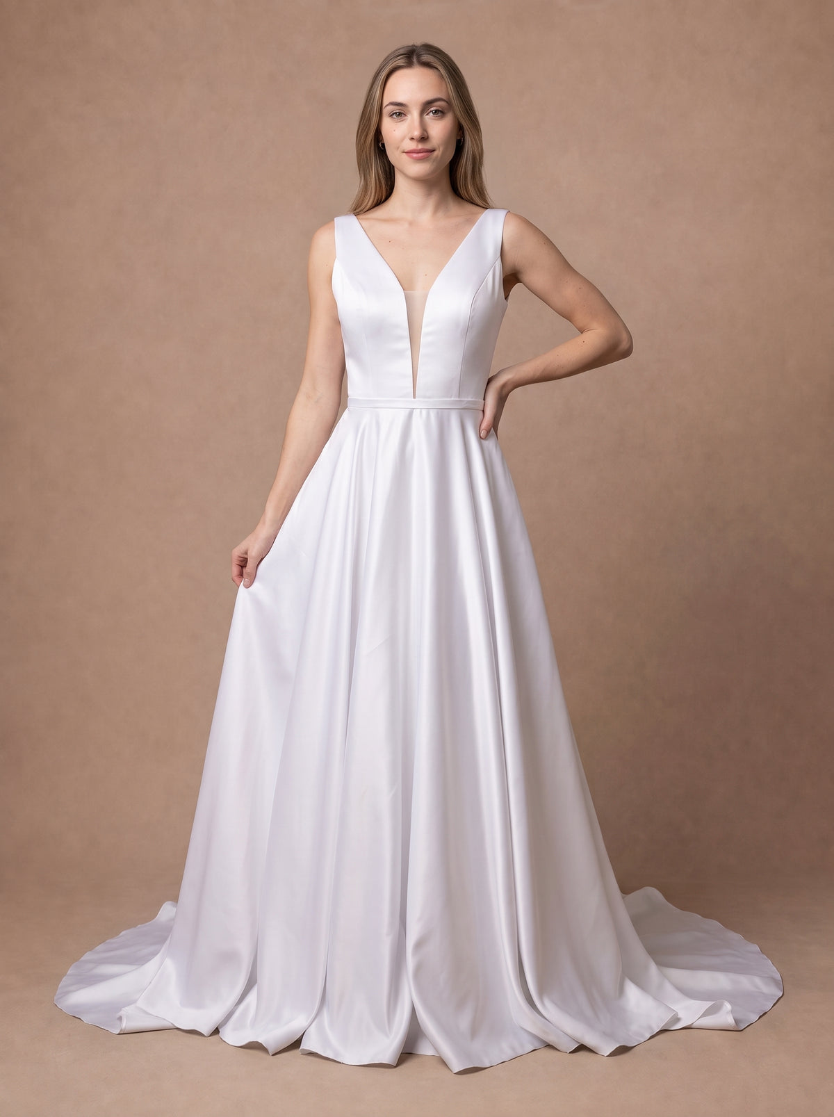 Robe de mariée simple en satin à décolleté en V — Modèle — face