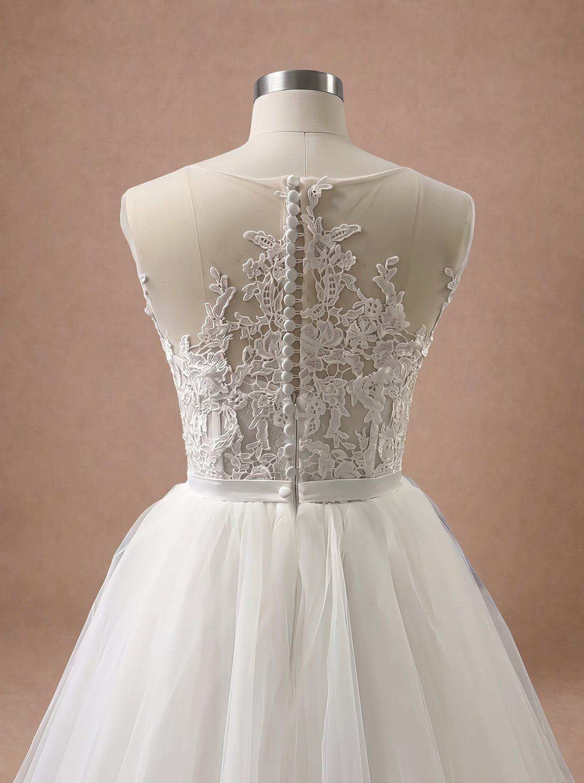 Robe de mariée simple et classe — Mannequin — détail dos